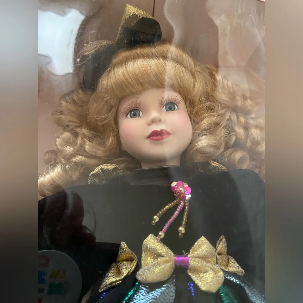NWOT Victorian Rose Stunning Porcelain Doll Adorned w/Elegant Clothing & Boxing🎄